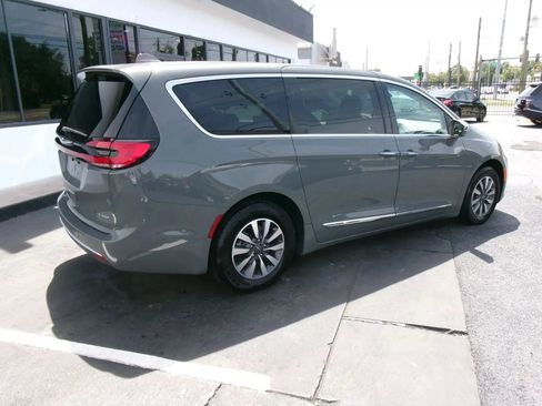 Used 2022 Chrysler Pacifica Limited FWD image 3