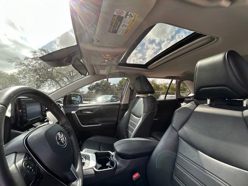 Used 2021 Toyota RAV4 XLE Premium image 12