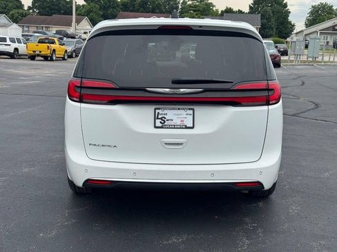Used 2023 Chrysler Pacifica Touring-L FWD image 5