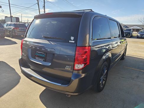 Used 2017 Dodge Grand Caravan SXT image 4