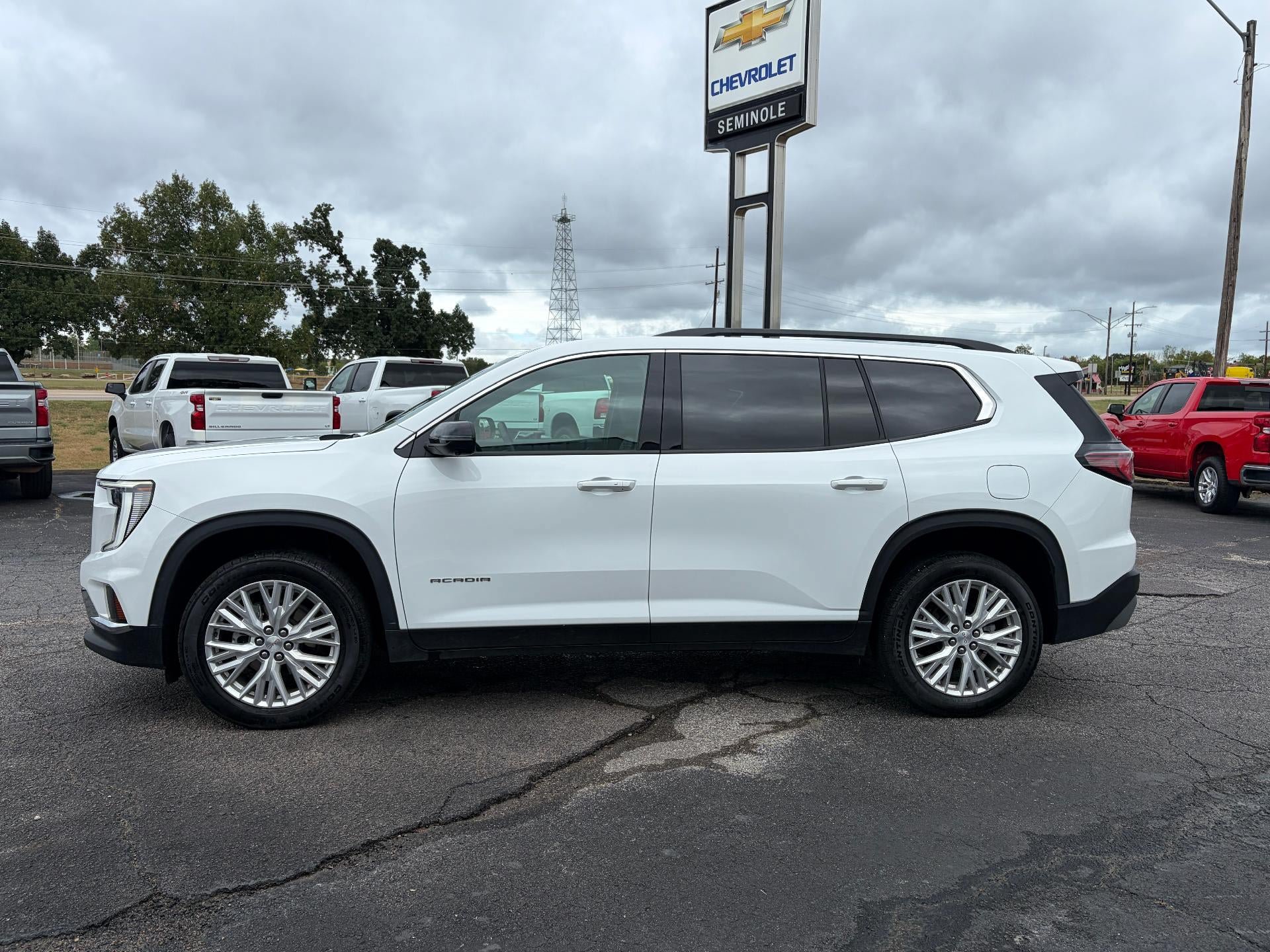 Used 2026 GMC Acadia Elevation w/ Elevation Premium Package FWD image 3