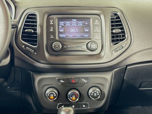 Used 2017 Jeep Compass Latitude FWD image 13