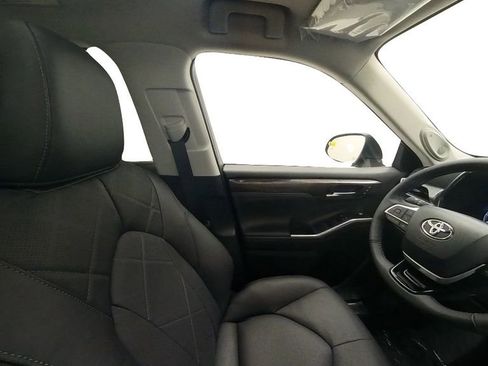 Used 2023 Toyota Highlander Platinum image 32