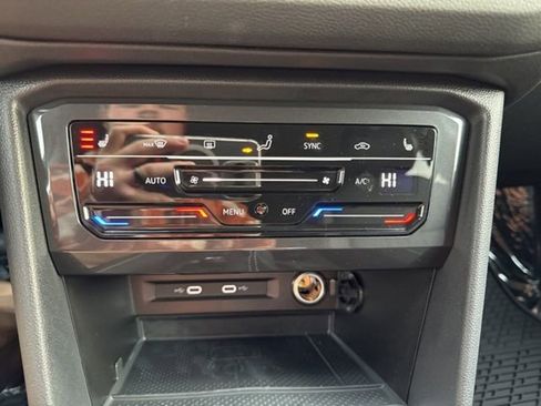 New 2024 Volkswagen Tiguan SE image 24