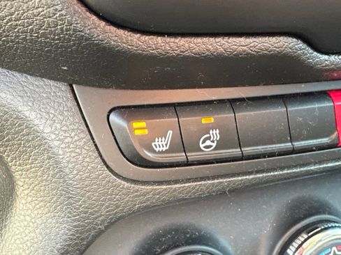 Used 2017 Jeep Renegade Latitude w/ Cold Weather Group AWD/4WD image 6