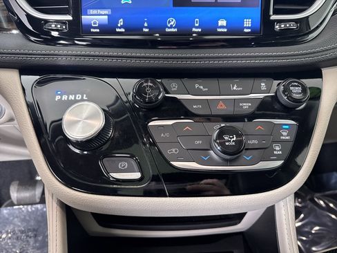 Used 2024 Chrysler Pacifica Limited image 24
