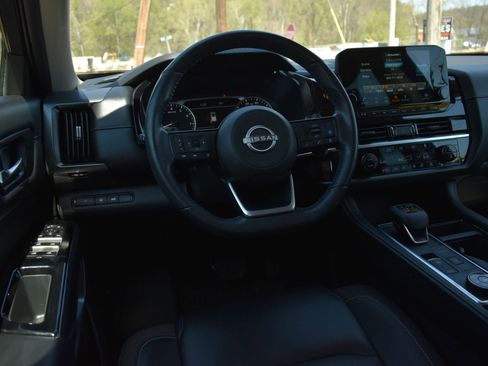 Used 2023 Nissan Pathfinder SL AWD/4WD image 19