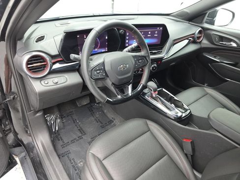 Used 2025 Chevrolet Trax RS FWD image 16
