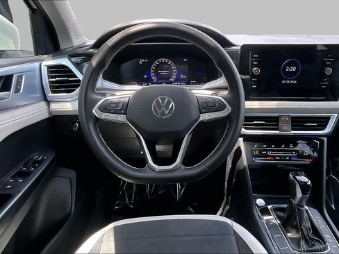 Used 2025 Volkswagen Taos SE w/ Panoramic Sunroof Package AWD/4WD image 6