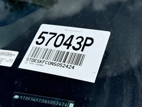 Used 2022 Toyota Sienna Platinum AWD/4WD image 2