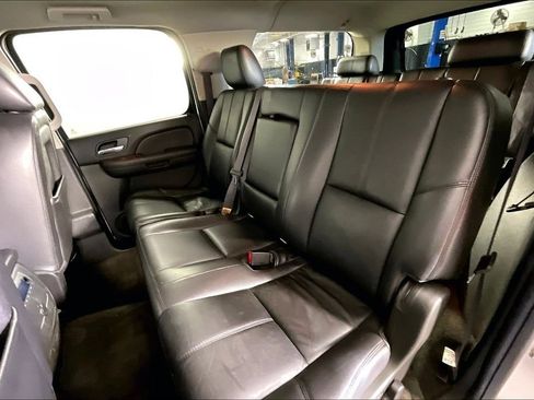 Used 2014 Chevrolet Suburban LT RWD image 30