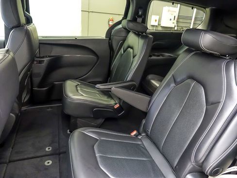 Used 2021 Chrysler Pacifica Touring-L w/ S Appearance Package image 11