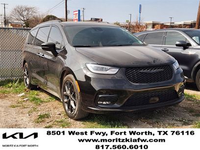 Used 2023 Chrysler Pacifica Limited w/ Uconnect Theater Family Group