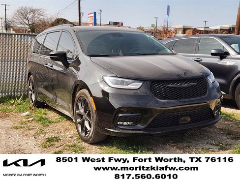 Used 2023 Chrysler Pacifica Limited w/ Uconnect Theater Family Group image 1