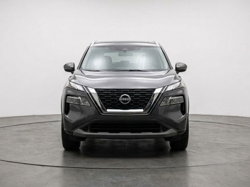 Used 2025 Nissan Rogue SV image 2