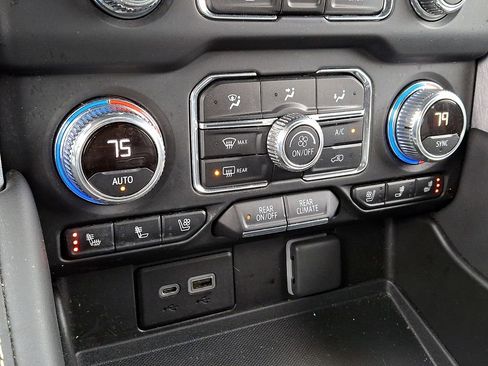 Used 2022 GMC Yukon SLT w/ SLT Luxury Package image 16