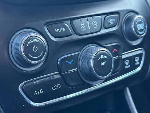 Used 2020 Jeep Cherokee Latitude Plus image 21