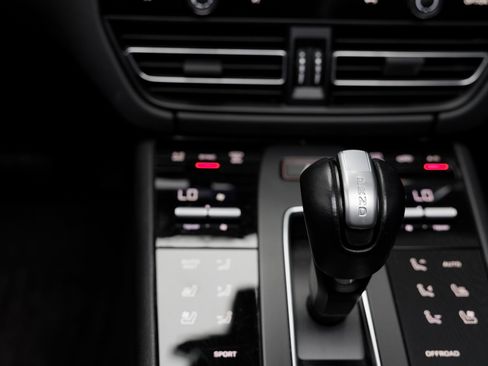 Used 2023 Porsche Macan image 22