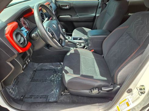 Used 2017 Toyota Tacoma TRD Off-Road AWD/4WD image 8