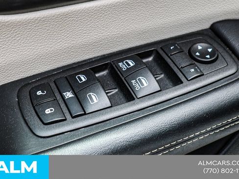 Used 2024 Chrysler Pacifica Touring-L FWD image 38