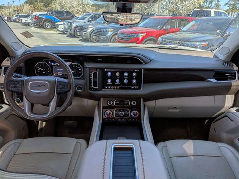 Used 2021 GMC Yukon Denali w/ Denali Premium Package image 9