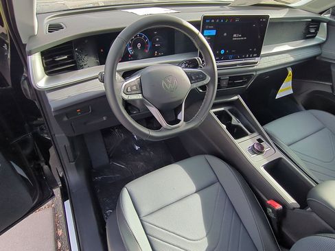 New 2025 Volkswagen Tiguan SE image 10