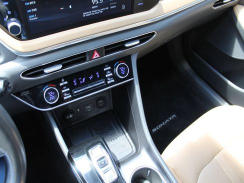 Used 2021 Hyundai Sonata Limited w/ Preferred Accessory Package FWD image 15