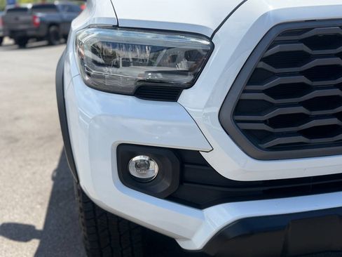 Used 2020 Toyota Tacoma TRD Off-Road w/ Technology Package AWD/4WD image 17