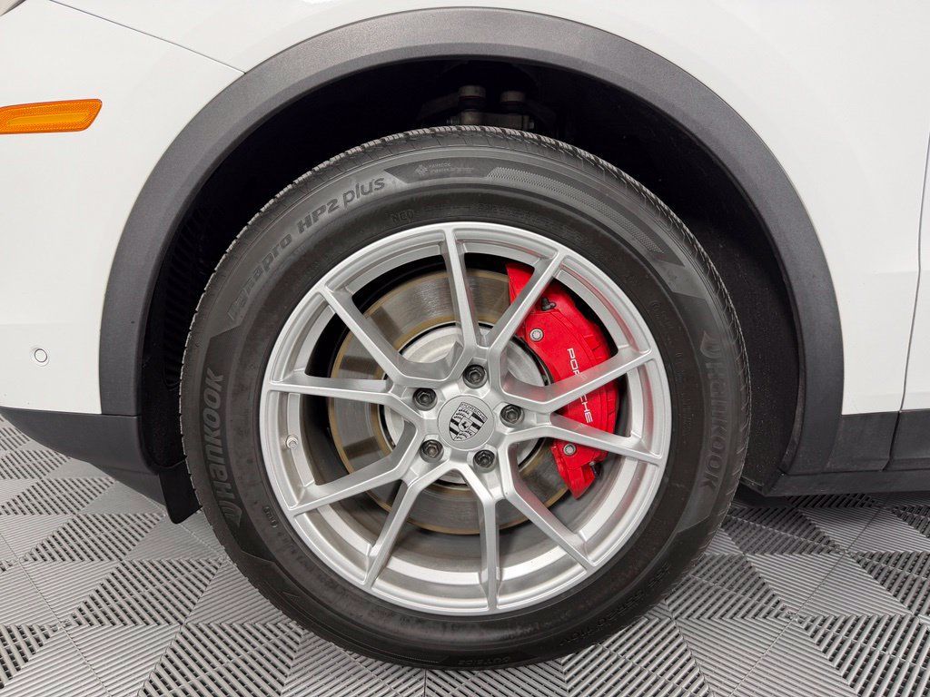 Certified 2024 Porsche Cayenne S AWD/4WD image 16