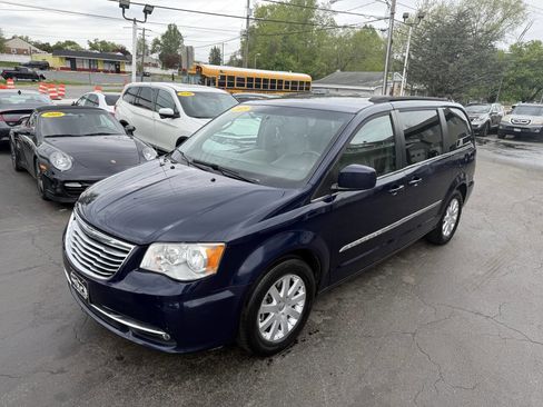 Used 2015 Chrysler Town & Country Touring FWD image 2