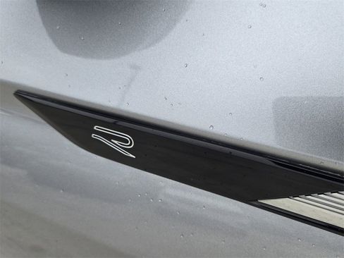 Used 2023 Volkswagen Tiguan SE R-Line image 18