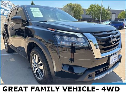 Used 2025 Nissan Pathfinder SL image 2