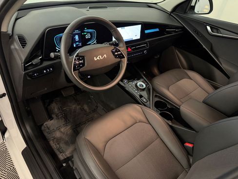 Used 2024 Kia Niro EX w/ EX Cold Weather Package FWD image 4