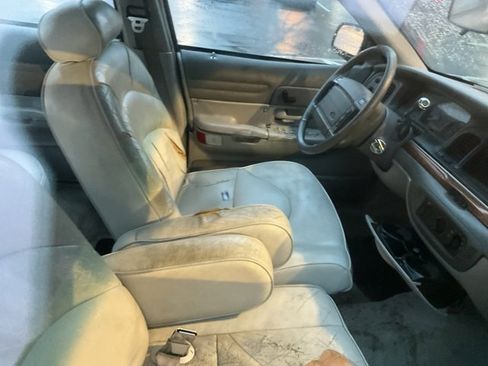 Used 1995 Ford Crown Victoria LX image 4