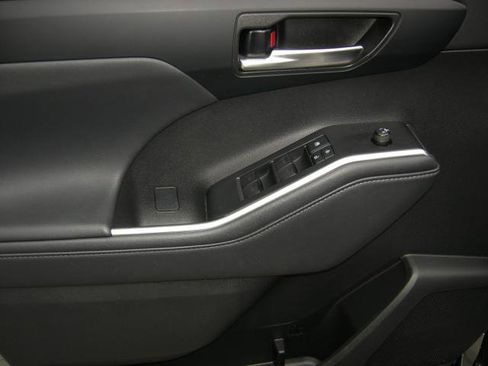 Used 2022 Toyota Highlander XLE image 8