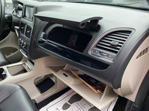Used 2017 Dodge Grand Caravan SXT FWD image 26