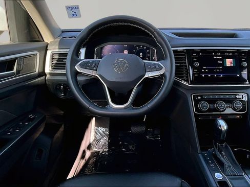 Used 2023 Volkswagen Atlas SE w/ Panoramic Sunroof Package FWD image 8