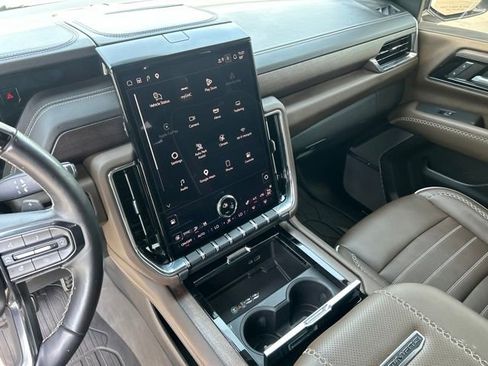 Used 2025 GMC Yukon Denali Ultimate AWD/4WD image 32