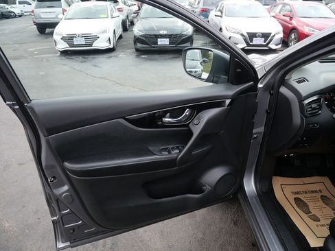 Used 2020 Nissan Rogue Sport SV image 14