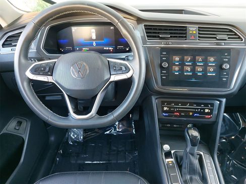 Used 2022 Volkswagen Tiguan SE image 17