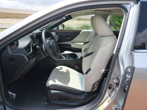 Used 2025 Lexus ES 300h w/ Premium Package image 16