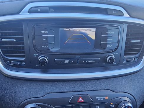 Used 2016 Kia Sorento LX w/ LX Convenience Package image 18