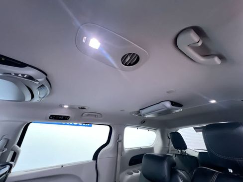 Used 2018 Chrysler Pacifica Touring-L Plus FWD image 40