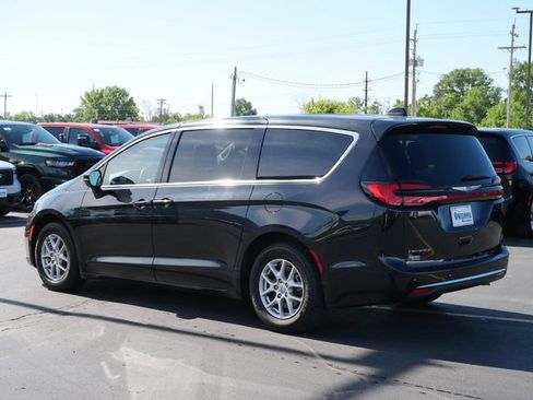 Used 2023 Chrysler Pacifica Touring-L FWD image 3