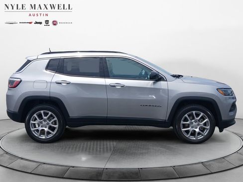 Used 2022 Jeep Compass Latitude AWD/4WD image 17