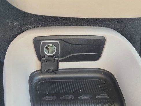 Used 2023 Chrysler Pacifica Touring-L FWD image 38
