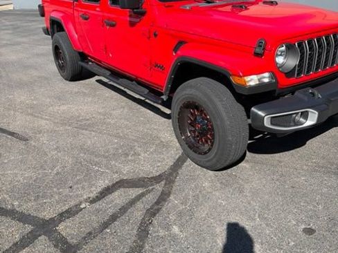 Used 2024 Jeep Gladiator Sport AWD/4WD image 6