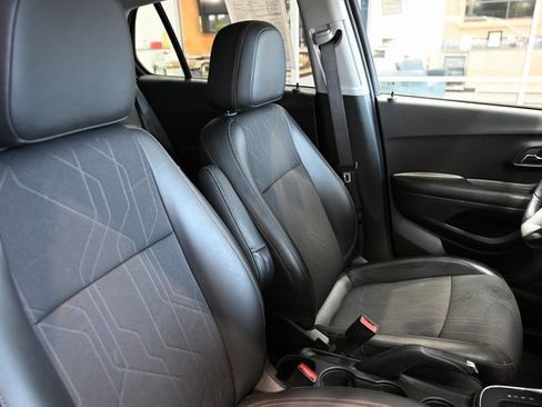 Used 2022 Chevrolet Trax LT w/ Sport Edition image 8