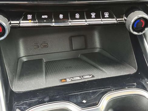 Used 2025 Chevrolet Traverse LT image 30