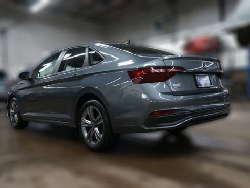 Certified 2023 Volkswagen Jetta SE image 5